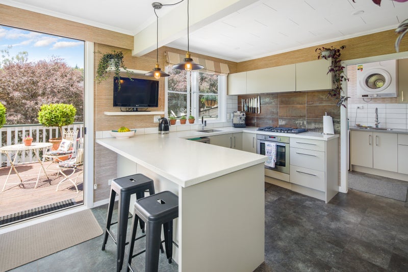 18 Chichester Drive, Pinehaven, Upper Hutt - Carousel 1