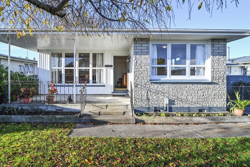 215 Sunnybank Crescent, Camberley, Hastings - Carousel 1