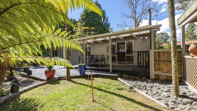 8 Ngaio Road, Titirangi, Auckland - Carousel 1