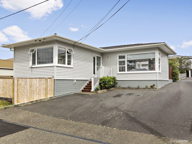 11 Pinkerton Grove, Newlands, Wellington - Carousel 1