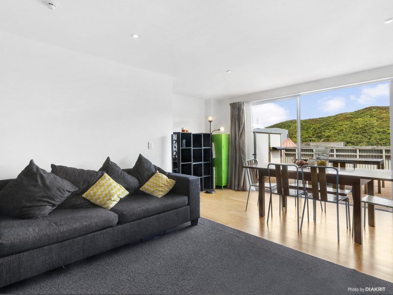 16 Saddleback Grove, Karori, Wellington - Carousel 2