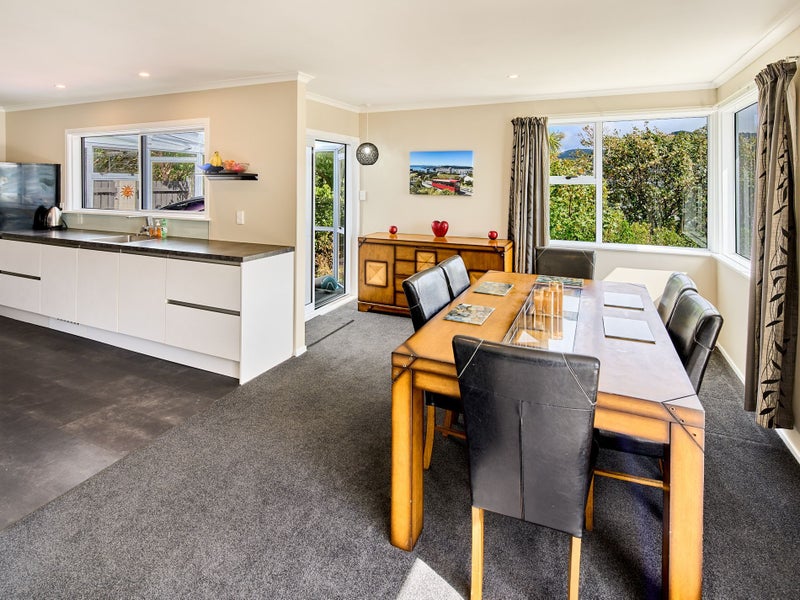 6 Mayfair Place, Tawa, Wellington - Carousel 2