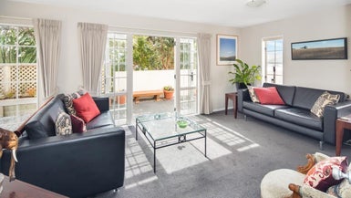 1/5 Hawtrey Terrace, Johnsonville, Wellington - Carousel 1