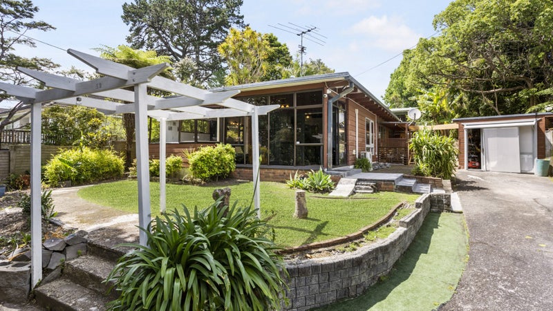 52 Cliff View Drive, Green Bay, Auckland - Carousel 1