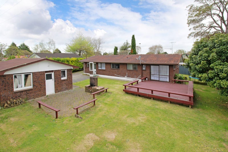 12 Gloaming Place, Conifer Grove, Takanini - Carousel 1