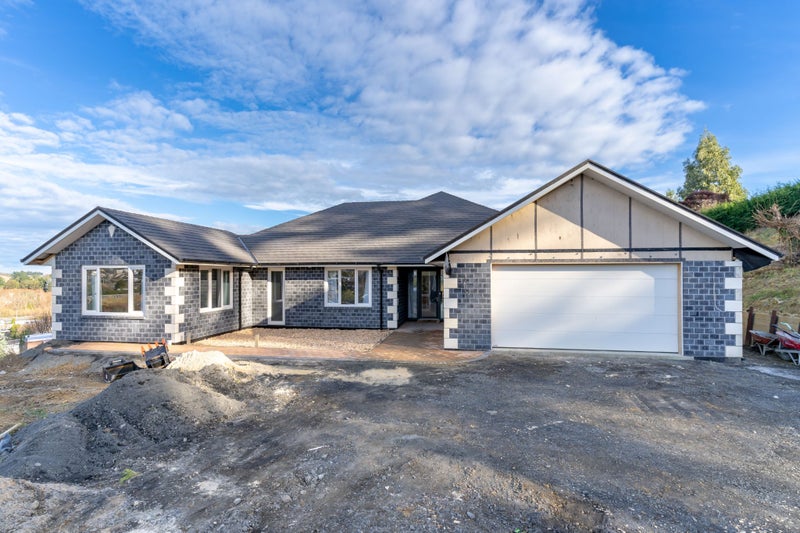 38 Waldron Crescent, Green Island, Dunedin - Carousel 1