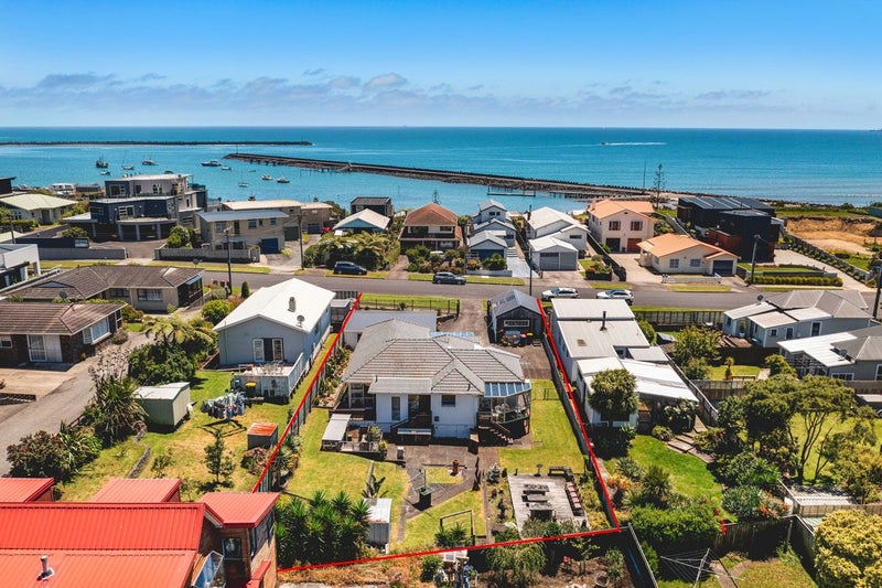 9 Roy Terrace, Moturoa, New Plymouth - Carousel 1