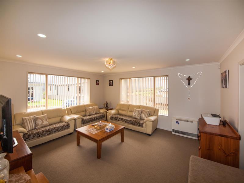 17 Cedarwood Street, Woodridge, Wellington - Carousel 2