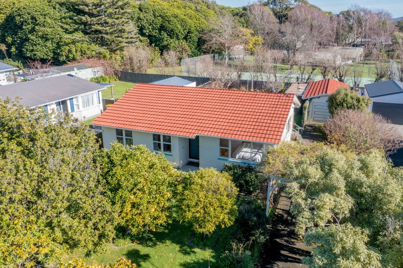 16 Leybourne Avenue, Waikanae - Carousel 1