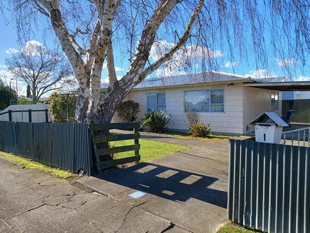 1 Chatsworth Place, Highbury, Palmerston North - Carousel 1