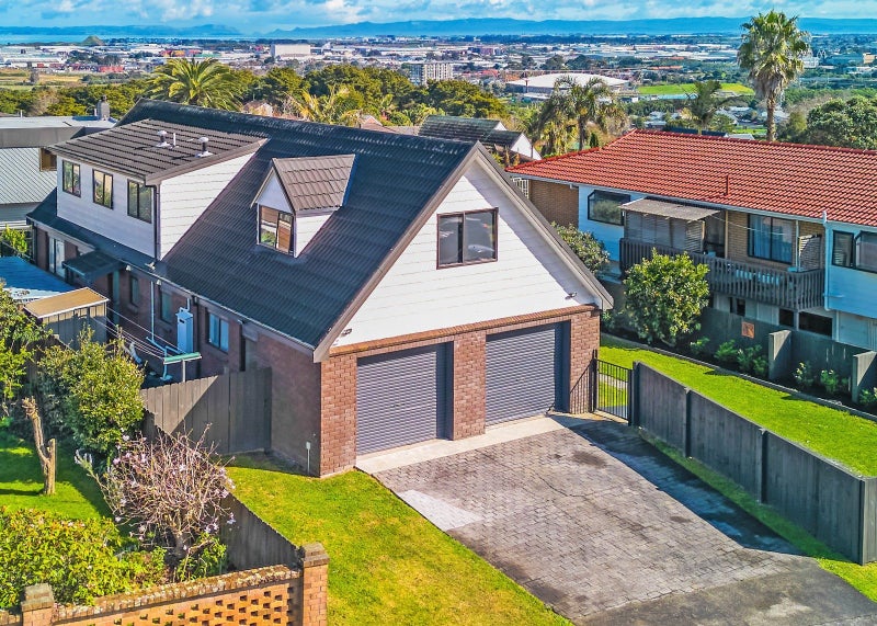 4 Sophora Place, Totara Heights, Auckland - Carousel 1