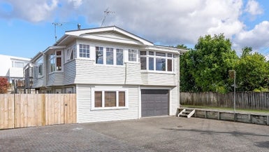 1 Oliver Street, Point Chevalier, Auckland - Carousel 1