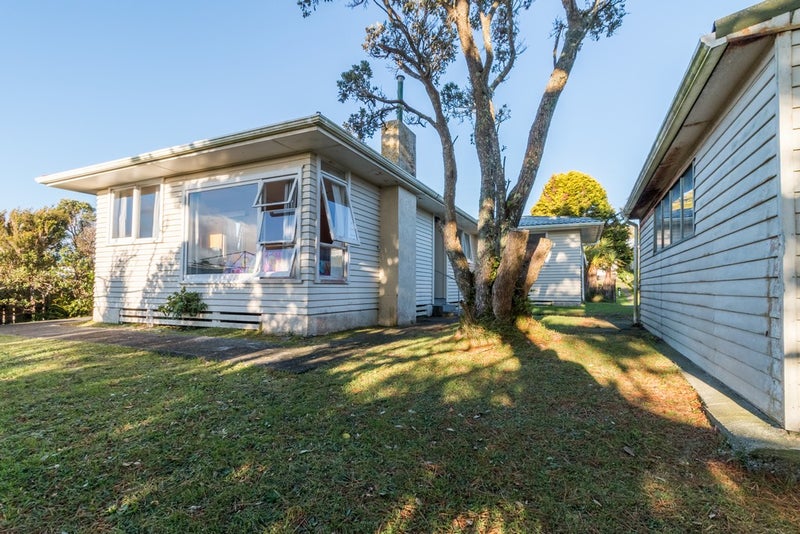 18 Link Road, Newlands, Wellington - Carousel 1