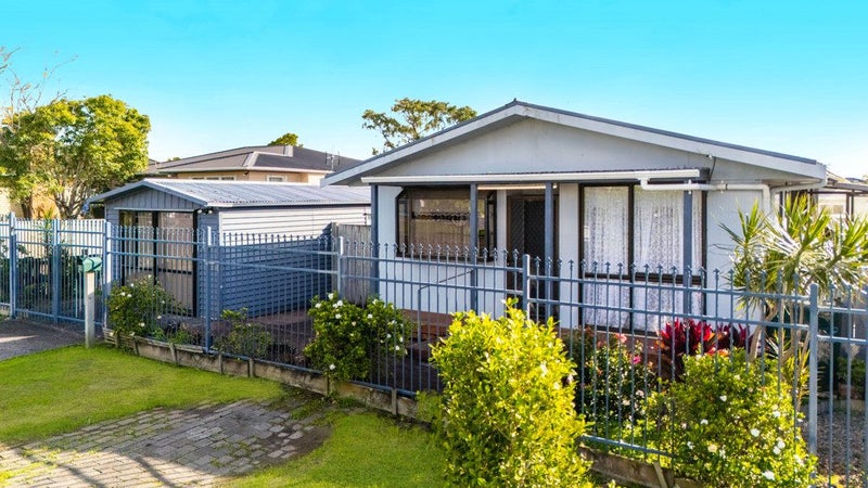 1B Bamboo Grove, Kelston, Auckland - Carousel 1