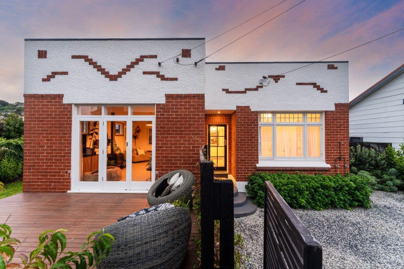 92 Hargest Crescent, Saint Clair, Dunedin - Carousel 1