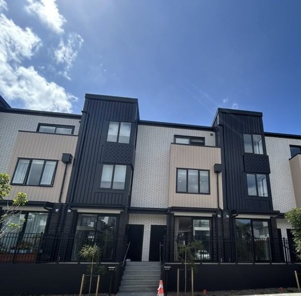 8/19 Windlass Street, Long Bay, Auckland - Carousel 1