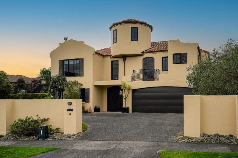 16 La Lena Grove, Fitzherbert, Palmerston North - Carousel 1