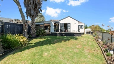 2/884 East Coast Road, Northcross, Auckland - Carousel 1