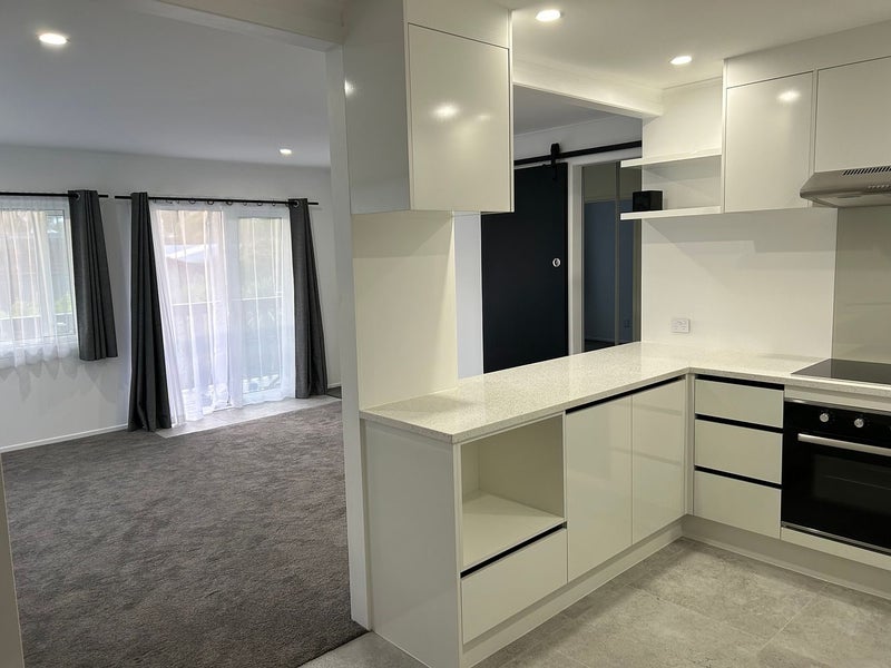 4/18 Bevyn Street, Castor Bay, Auckland - Carousel 1