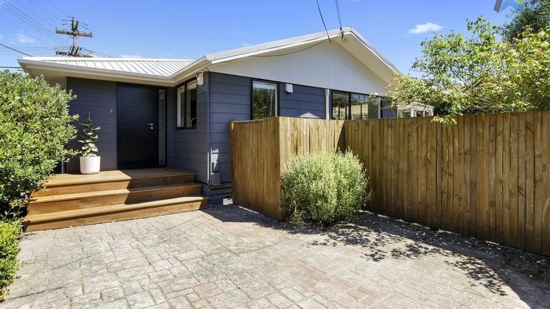 9 Field Street, Silverstream, Upper Hutt - Carousel 1