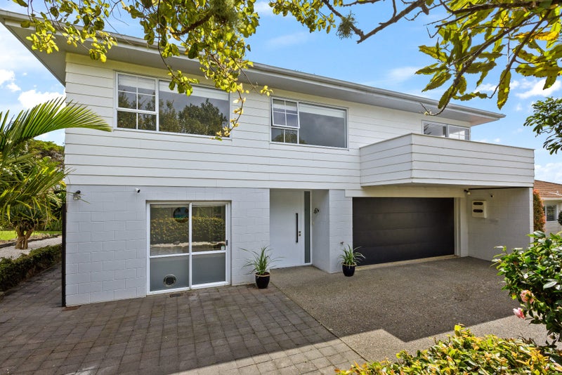 2/4 Holt Avenue, Torbay, Auckland - Carousel 1