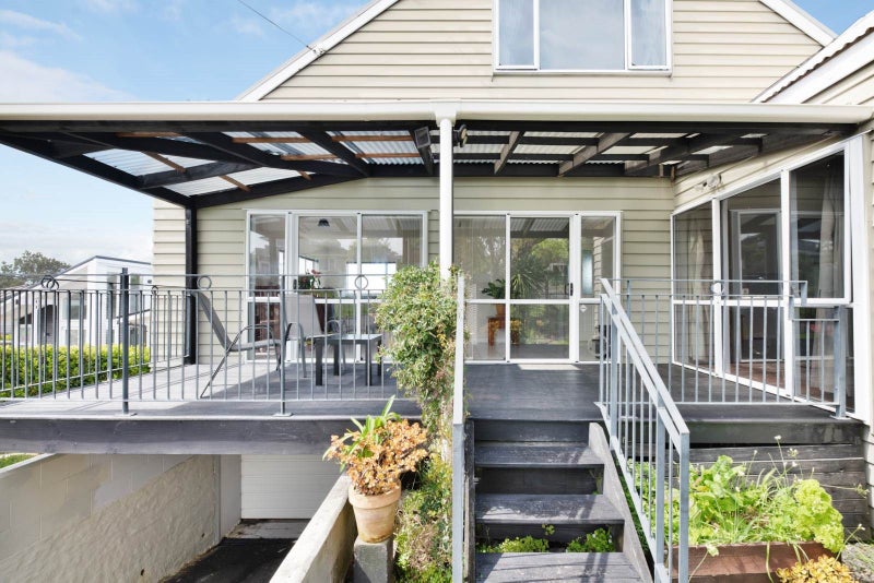 20 Peter Terrace, Castor Bay, Auckland - Carousel 2