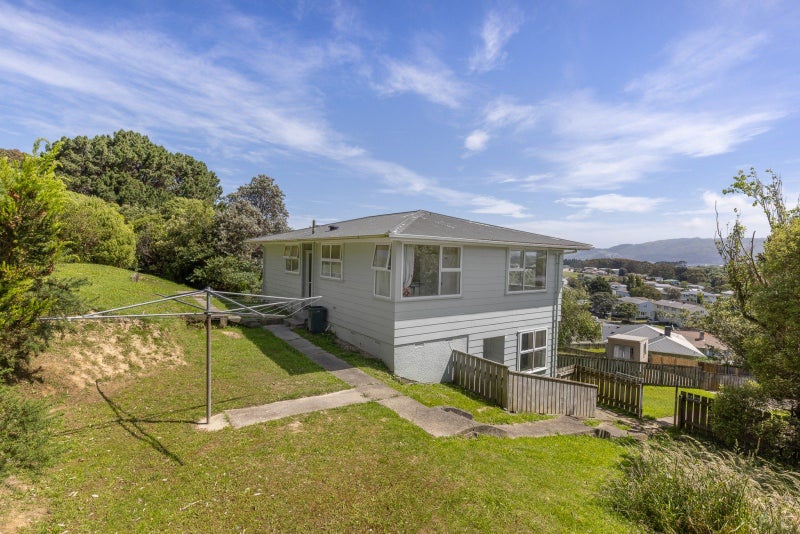 8 Penguin Grove, Waitangirua, Porirua - Carousel 2