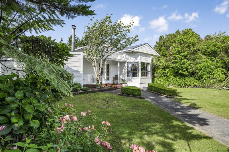 8 Stratton Street, Normandale, Lower Hutt - Carousel 2