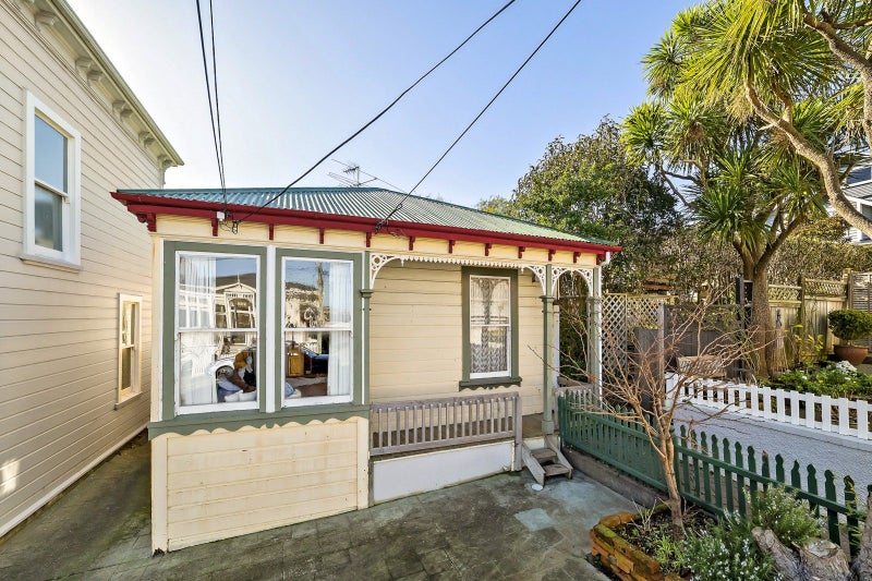15 Caroline Street, Mount Victoria, Wellington - Carousel 1