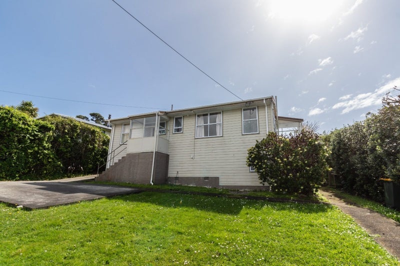 12 Hiwi Crescent, Titahi Bay, Porirua - Carousel 1