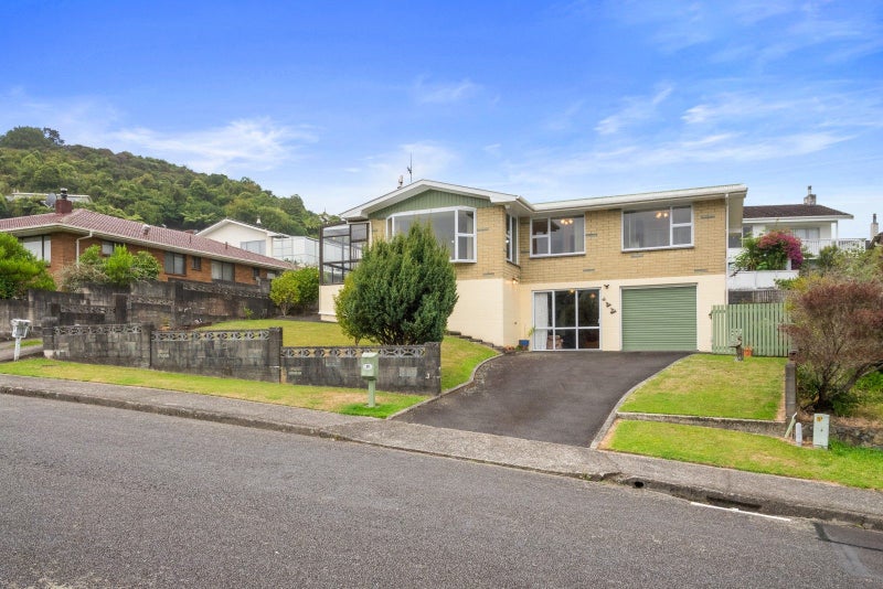 20 Sunnyview Drive, Brown Owl, Upper Hutt - Carousel 1