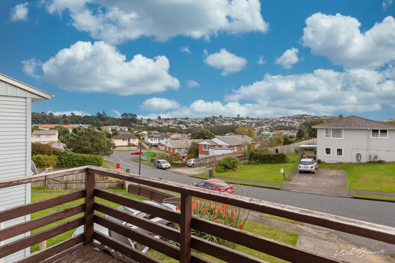 12 Penguin Grove, Waitangirua, Porirua - Carousel 2