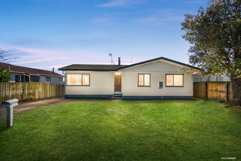 17 Greenstone Place, Clover Park, Auckland - Carousel 1