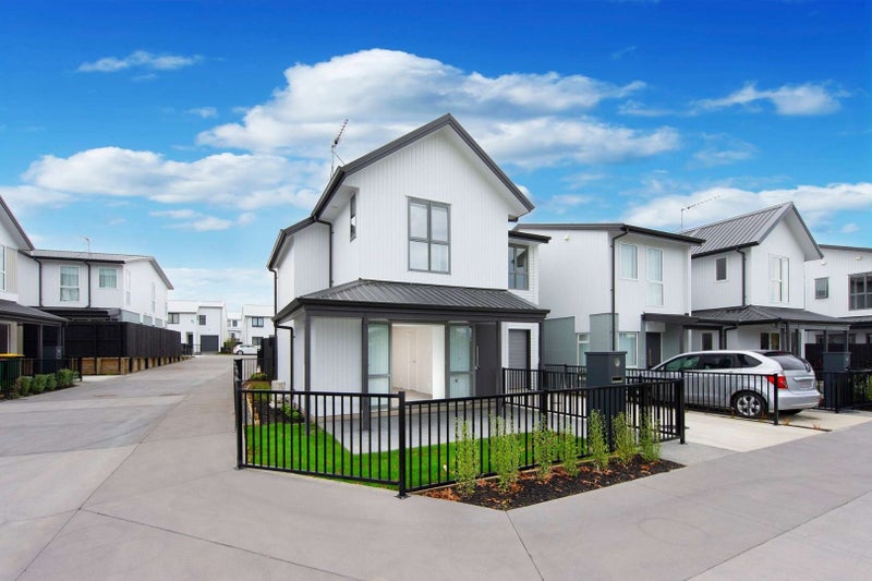 5 Poroporo Place, Glen Innes, Auckland - Carousel 1