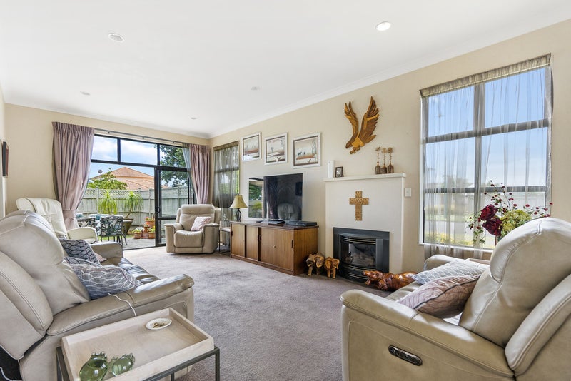 25 Stranraer Crescent, Wattle Downs, Auckland - Carousel 2