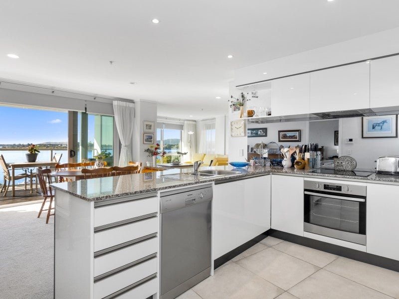 72 Devonport Road, Tauranga, Tauranga - Carousel 2