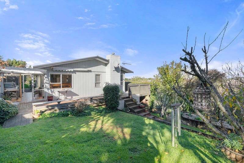 9 Karaka Road, Oneroa, Waiheke Island - Carousel 1