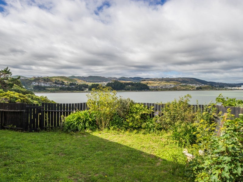 9 Brian Place, Titahi Bay, Porirua - Carousel 1