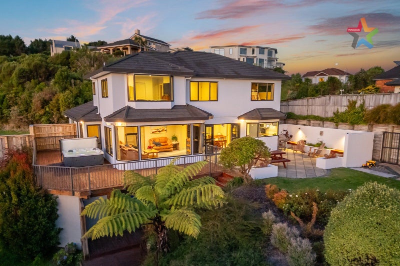 9 Oceanview Terrace, Tirohanga, Lower Hutt - Carousel 2