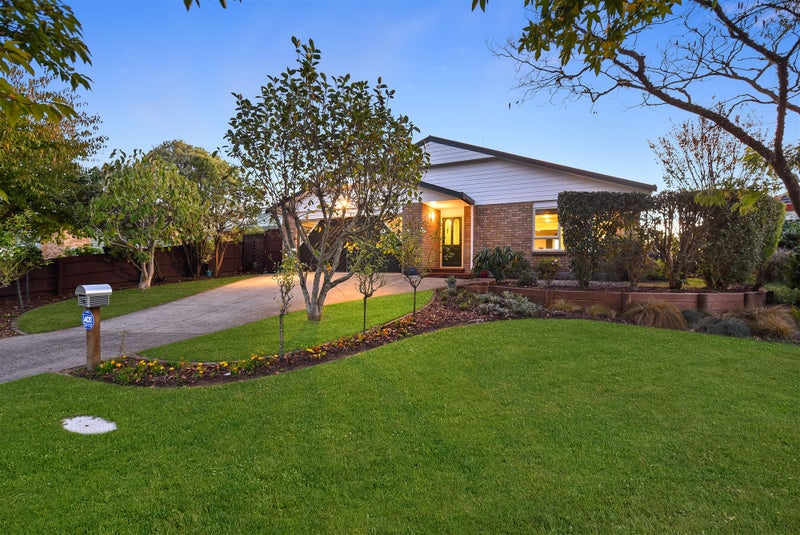 16 Sunny Dale, Western Heights, Hamilton - Carousel 1