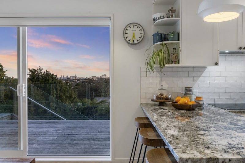 38 Parr Terrace, Castor Bay, Auckland - Carousel 1