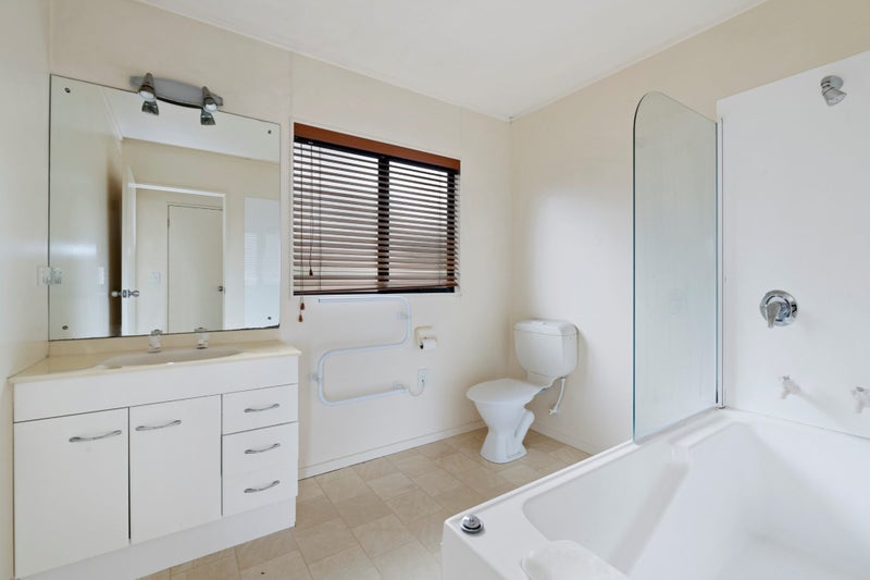 1/62 Potter Avenue, Northcote, Auckland - Carousel 25