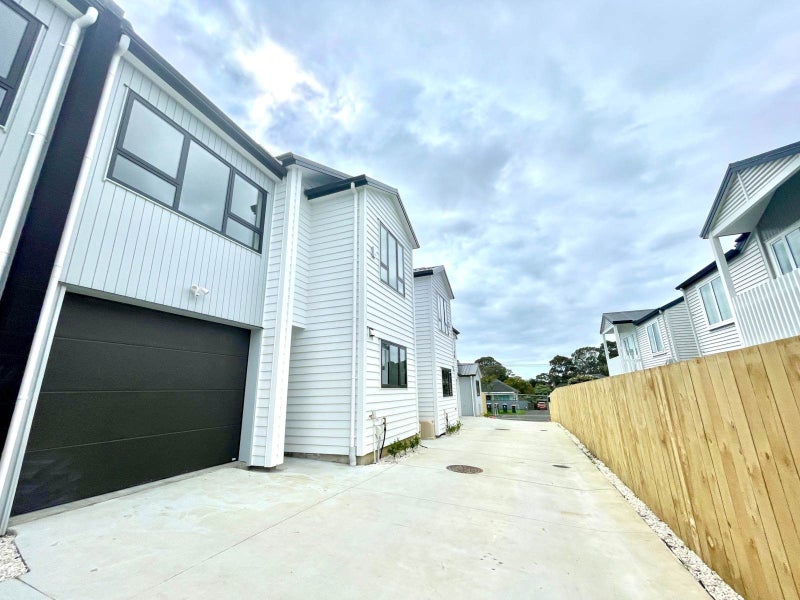 15 Holland Avenue, Point England, Auckland - Carousel 2