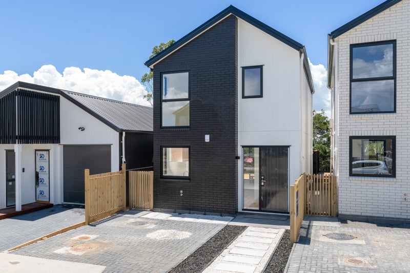 20 Paretao Street, Massey, Auckland - Carousel 1