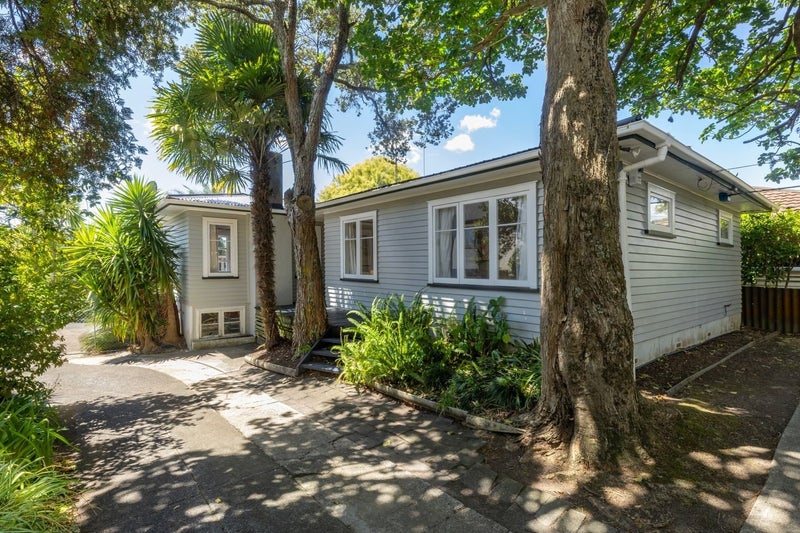 25 Taipari Road, Te Atatu Peninsula, Auckland - Carousel 1