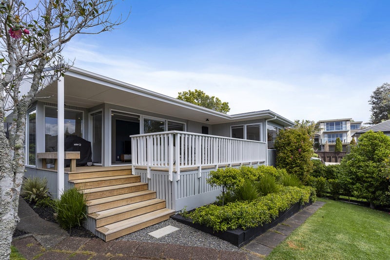 2/16 Castleton Drive, Mellons Bay, Auckland - Carousel 1