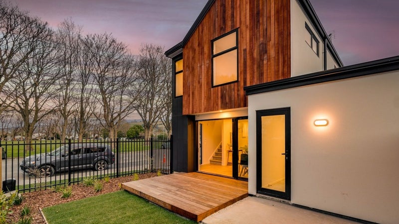 2/7 Bunyan Street, Waltham, Christchurch - Carousel 1