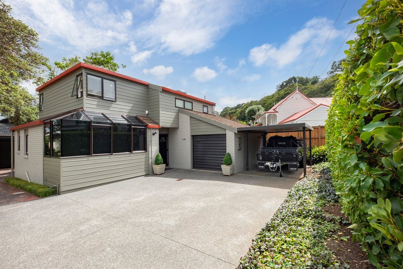 2/0 Queensway, Three Kings, Auckland - Carousel 1
