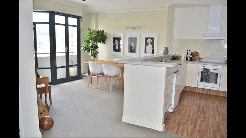 7C/16 Kent Terrace, Mount Victoria, Wellington - Carousel 2