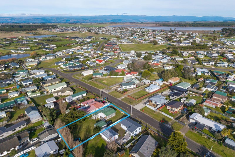 9 Hennessey Street East, Foxton Beach, Foxton - Carousel 2